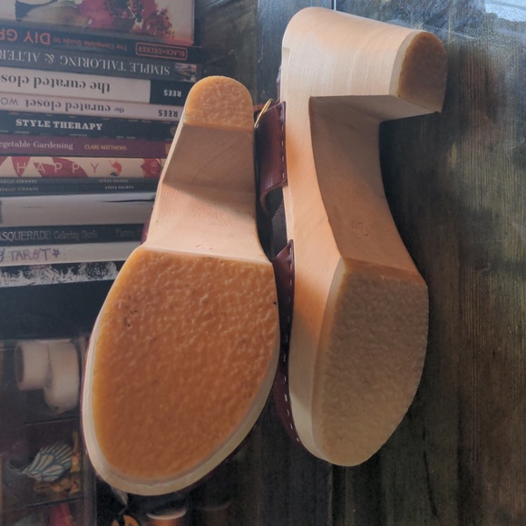 Bryr Clogs in Wine - Picture 5 of 5